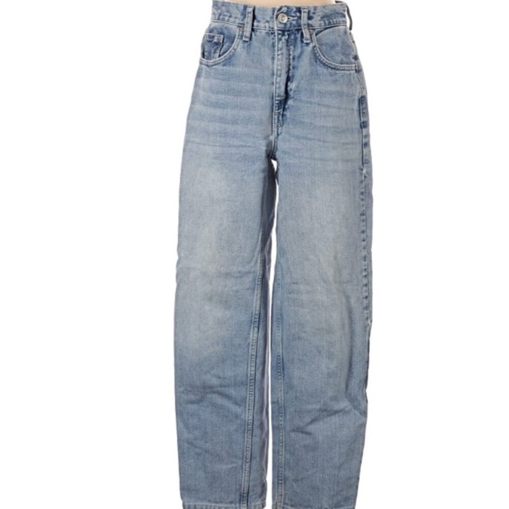 🆕 price drop! BDG boyfriend  high rise baggy light wash jeans.  Sz 25